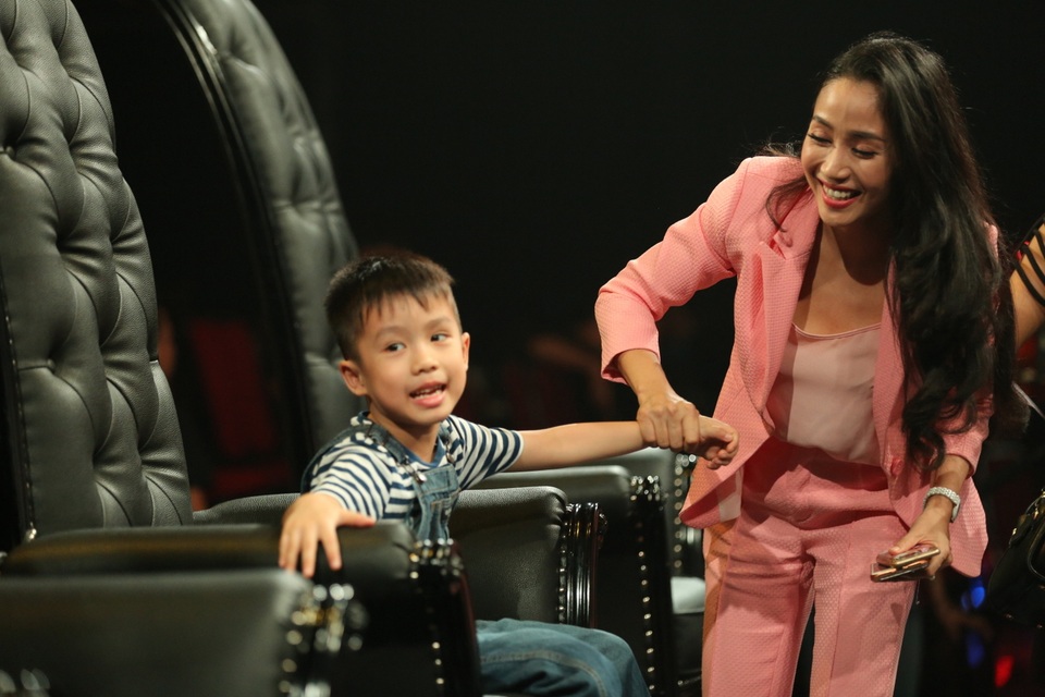 Ốc Thanh Vân khá vui vẻ và hạnh phúc với niềm vui làm mẹ, tự tay chăm sóc các con dù khá vất vả