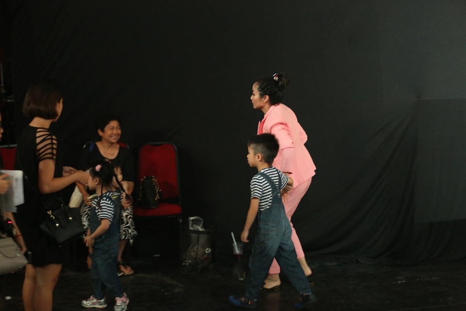 Ngoài những lúc ghi hình trên sân khấu có mẹ giúp giữ các con, khi nghỉ quay Ốc Thanh Vân lại búi tóc, tháo giày cao gót đi dép kẹp để chạy theo giữ các con vì 3 em bé đều rất hiếu động chạy nhảy khắp nơi.