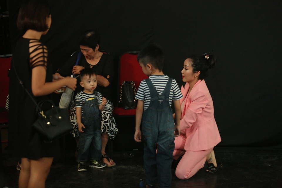 3 bé là Coca, Cola và Cacao được mẹ cho mặc đồ giống nhau với quần yếm và áo thun.