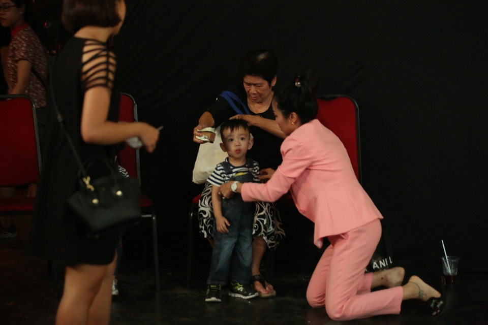 Ốc Thanh Vân vô cùng tất bật khi vừa làm việc vừa phải chăm sóc con ngay tại buổi quay hình.