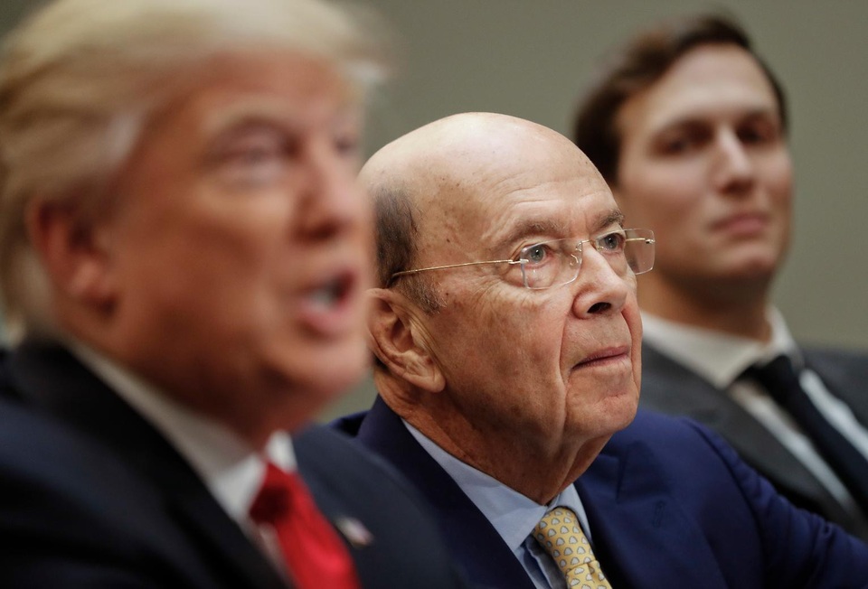 Ai tháp tùng Tổng thống Trump công du châu Á? - 8
Bộ trưởng Thương mại Wilbur Ross (ở giữa) (Ảnh: Reuters)