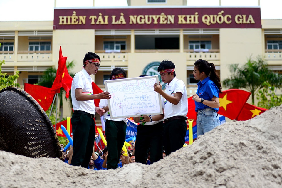 Nhật Minh đăng quang Đường lên đỉnh Olympia 2017 với 300 điểm - 10
Những câu hỏi giao lưu tại các điểm cầu giúp không khí theo náo nhiệt