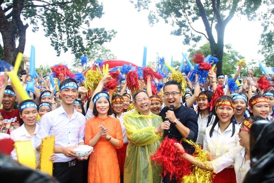 Nhật Minh đăng quang Đường lên đỉnh Olympia 2017 với 300 điểm - 8
Ông nội và cô giáo của Nhật Minh cổ vũ cho em.