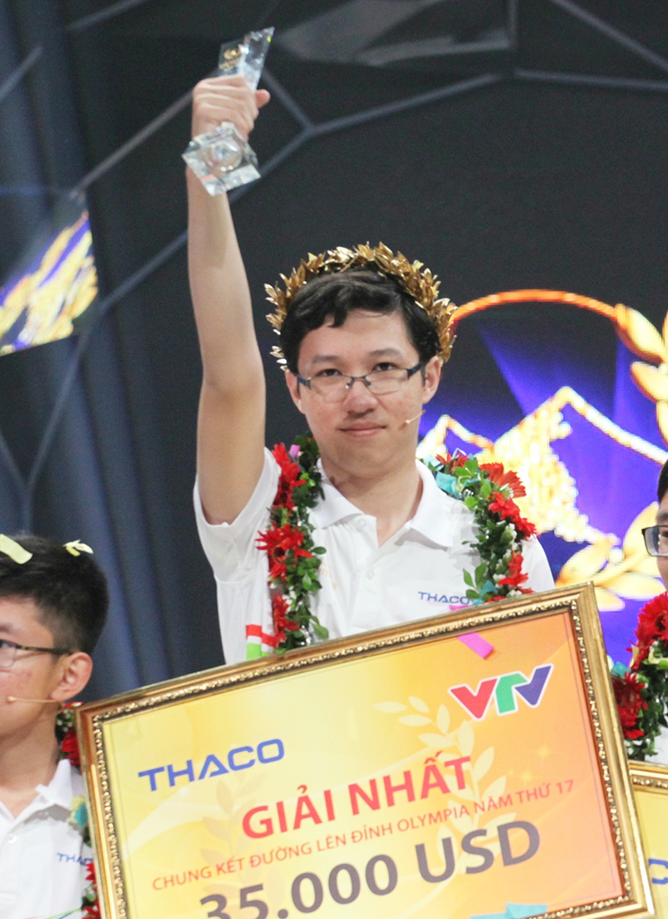 Nhật Minh đăng quang Đường lên đỉnh Olympia 2017 với 300 điểm - 1
Phan Đăng Nhật Minh giành vòng nguyệt quế đầy thuyết phục