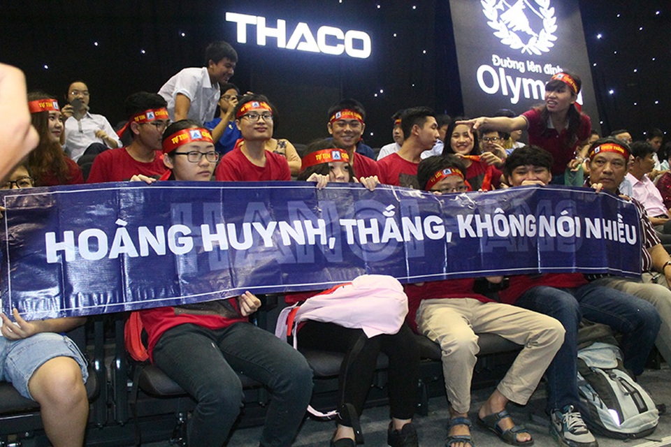 Nhật Minh đăng quang Đường lên đỉnh Olympia 2017 với 300 điểm - 34
Đội cổ vũ trường Ams khá đông đảo. Cả lớp chuyên Lý mặc đồng phục, có mặt tại trường quay từ 7h30, mang theo băng rôn và băng đô cổ vũ.