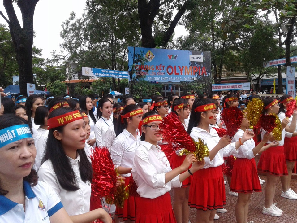 Nhật Minh đăng quang Đường lên đỉnh Olympia 2017 với 300 điểm - 31
Em Phan Thị Trang, lớp 10A2, chúc anh Nhật Minh cố gắng, tự tin giành vòng nguyệt quế