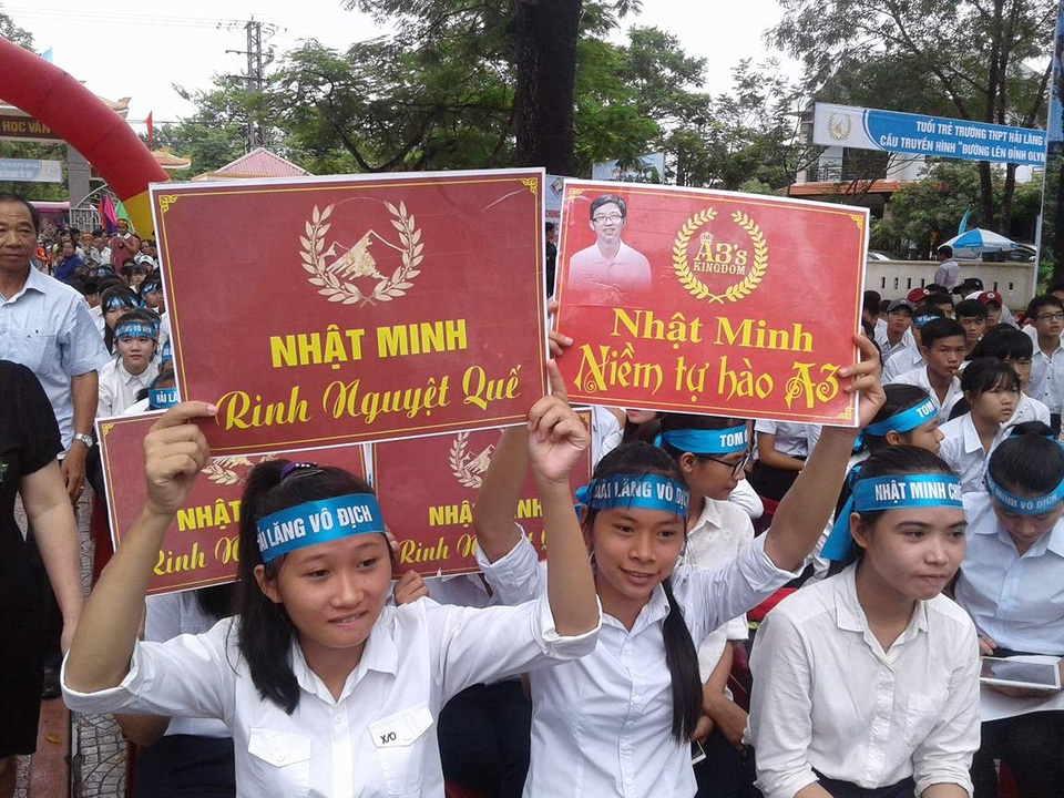 Nhật Minh đăng quang Đường lên đỉnh Olympia 2017 với 300 điểm - 32
Học sinh trong trường mang khẩu hiệu cổ vũ cho Nhật Minh