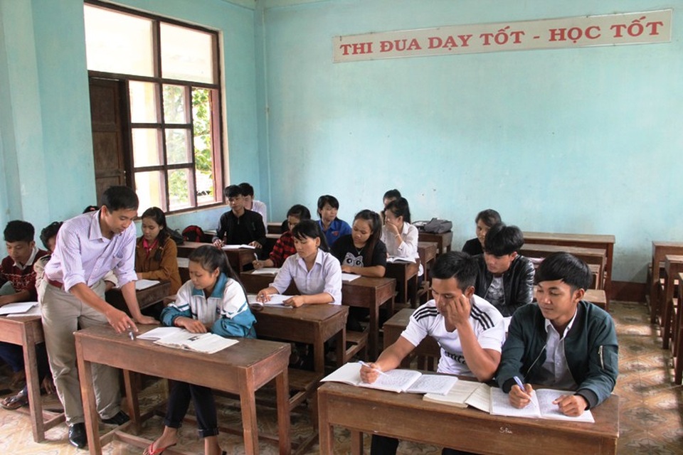 Thầy và trò trường miền núi “chạy nước rút” trước kỳ thi THPT Quốc gia - 3 Thầy giáo Lê Viết Ngọc Quỳnh đang hướng dẫn cho các học sinh về phương pháp làm bài thi