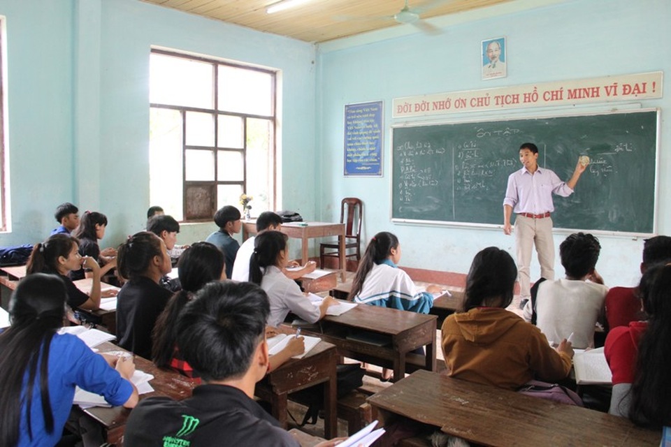 Thầy và trò trường miền núi “chạy nước rút” trước kỳ thi THPT Quốc gia - 1 Các giáo viên ở những trường miền núi đang tích cực ôn tập, củng cố kiến thức cho học sinh