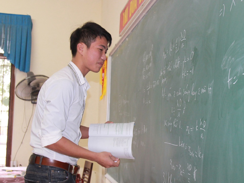 “Chạy nước rút” cho kỳ thi THPT quốc gia 2017 - 3
Với hai môn thi tổ hợp đòi hỏi thí sinh phải có kiến thức bao quát, lượng kiến thức ôn tập cũng lớn hơn các năm khác.