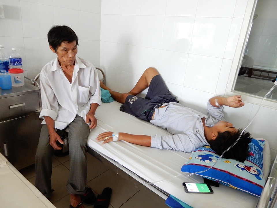 Không có tiền đóng viện phí, ông bố trẻ bị bệnh viêm màng não mủ xin về nhà chết - 2 Mặc dù tuổi đã lớn, nhưng ông Điện vẫn phải vào viện chăm sóc con trai