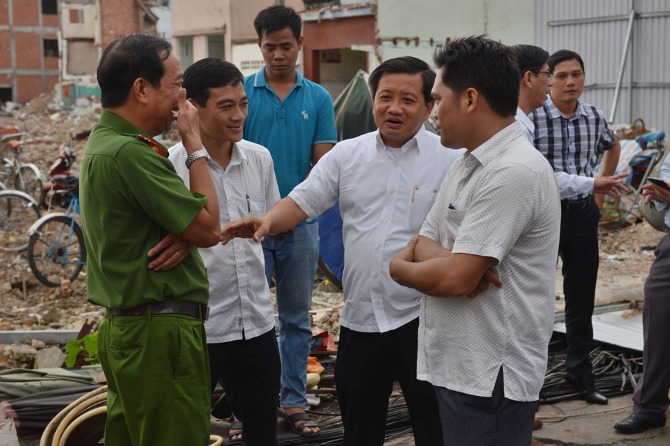 Ông Đoàn Ngọc Hải chỉ huy tháo dỡ 26 căn nhà ở chung cư Cô Giang - 1
Ông Đoàn Ngọc Hải chỉ huy các lực lượng tháo dỡ sáng nay.