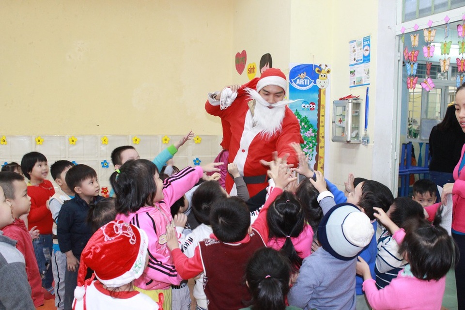 Dịch vụ “Ông già Noel tặng quà” hút khách trong mùa Noel - 3 Niềm vui và sự hào hứng là cảm xúc của các em nhỏ khi được ông già Noel đến tặng quà