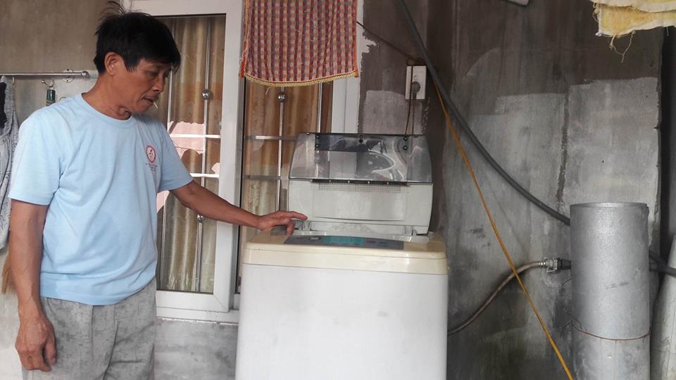 Dân hoang mang khi thiết bị điện chập cháy hàng loạt - 1 Ông Khôi vẫn chưa hết bàng hoàng khi kể lại sự việc