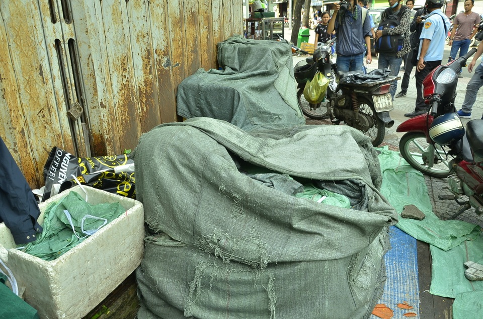 Ông Đoàn Ngọc Hải: “Anh khai ra cán bộ nào tôi đề nghị xử lý cán bộ đó” - 1 Cơ sở nước đá lấn chiếm vỉa hè 10 năm nay ở ngay trung tâm quận 1
