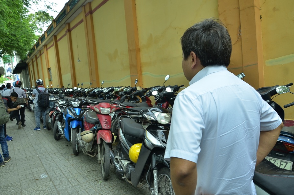 Ông Đoàn Ngọc Hải: “Anh khai ra cán bộ nào tôi đề nghị xử lý cán bộ đó” - 8 Theo ông Hải, không cần biết là cán bộ nào đứng sau lưng bãi xe này, nếu sai phạm sẽ xử lý nghiêm