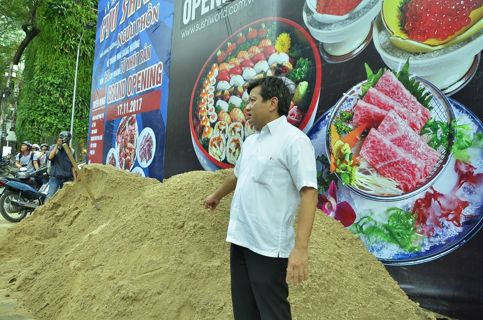 Ông Đoàn Ngọc Hải: “Anh khai ra cán bộ nào tôi đề nghị xử lý cán bộ đó” - 4 Công trình xây dựng đổ cát lấn chiếm vỉa hè bị phạt 10 triệu đồng