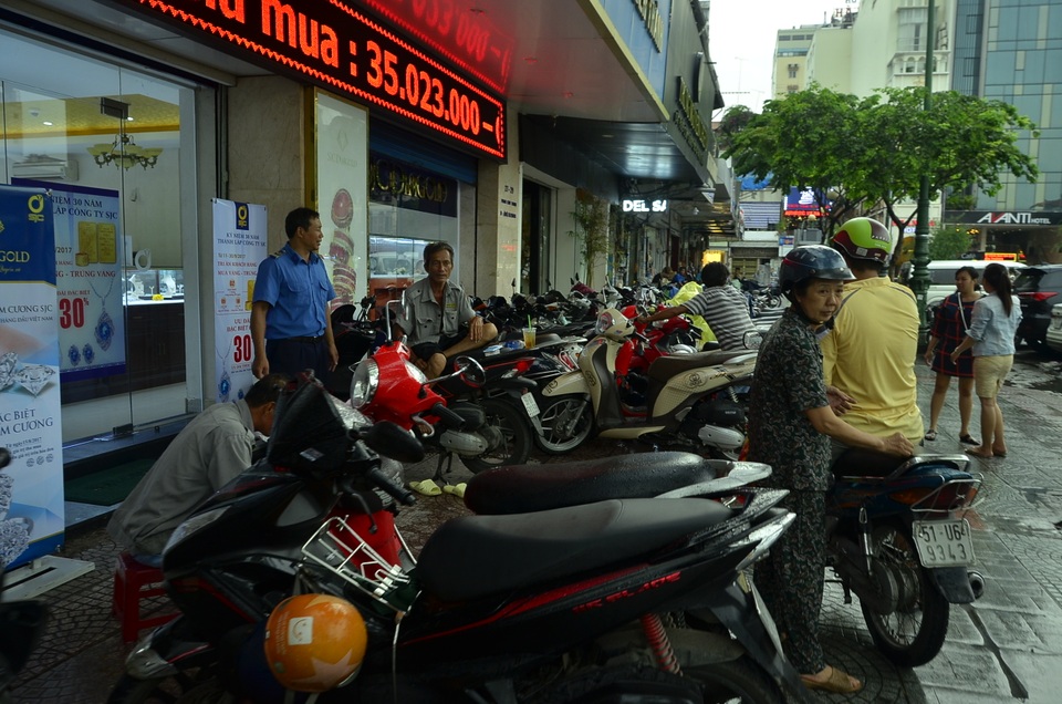 Ông Đoàn Ngọc Hải không phạt xe ngoại giao đậu trên vỉa hè - 2 Bãi giữ xe bên hông chợ Bến Thành thu quá giá quy định bị ông Hải bắt quả tang, yêu cầu rút giấy phép