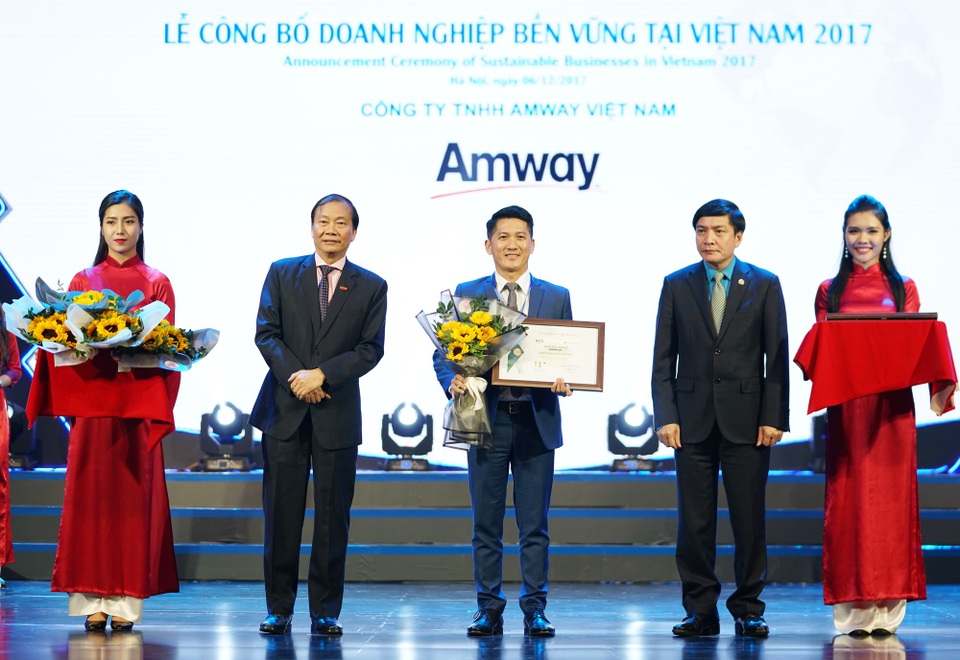 AMWAY Việt Nam lại lọt TOP 100 doanh nghiệp phát triển bền vững tại VN - 2
Ông Huỳnh Thiên Triều_Phó Tổng Giám Đốc Amway Việt Nam đại diện doanh nghiệp lên nhận giải Top 100 Doanh nghiệp phát triển bền vững tại Việt Nam năm 2017