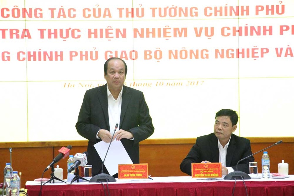 Ông Mai Tiến Dũng (đứng) làm việc tại Bộ NN&PTNT ngày 25/10.