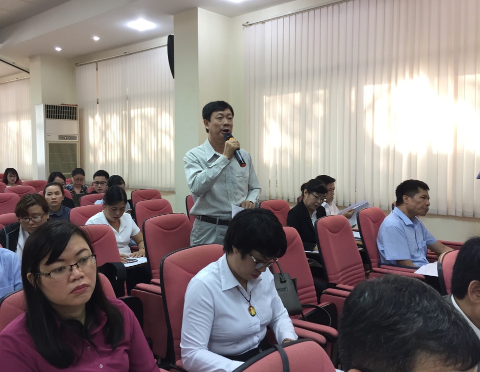 Tăng lương giáo viên: Tiêu cực bên ngoài sẽ hạn chế! - 1 Ông Trần Ngọc Long, THPT huyện Long Thành (Đồng Nai) cho biết rất mừng khi dự thảo luật Giáo dục sửa đổi đề xuất tăng lương cho giáo viên