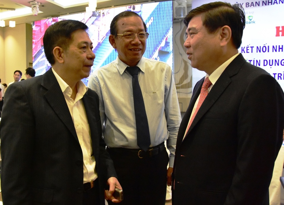 TPHCM cần 850.000 tỷ đồng để tạo đột phá - 2 Chủ tịch UBND TPHCM Nguyễn Thành Phong (bên phải) trao đổi cùng các đại biểu bên lề hội nghị