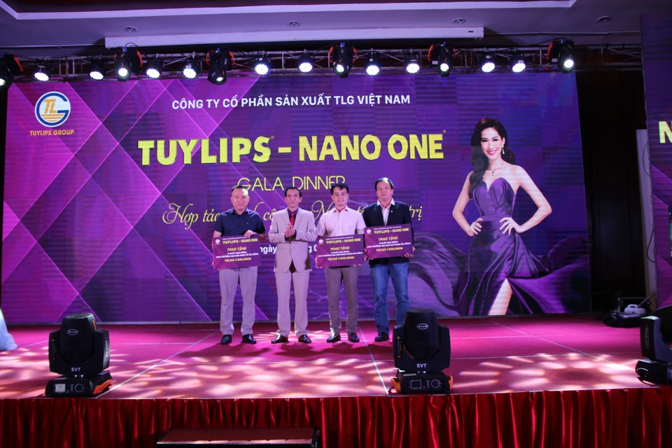 Cũng tại đêm Gala Dinner, ông Nguyễn Thành Thạo, Chủ tịch Hội đồng quản trị Công ty Cổ phần sản xuất TLG Việt Nam đã trao nhiều suất học bổng cho đại diện một số trường Đại học trên địa bàn thành phố Đà Nẵng.