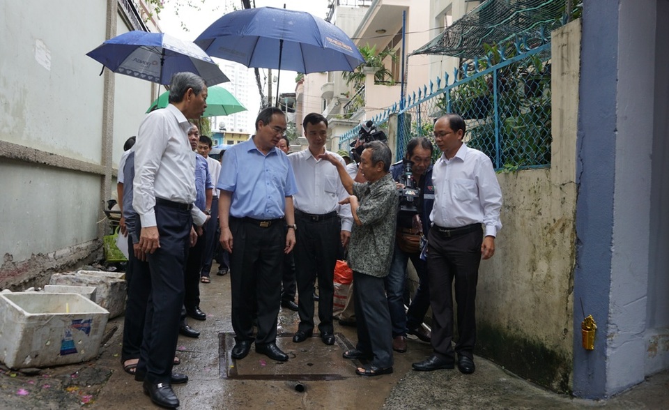 Người dân nơi “cứ mưa là ngập” kể khổ với Bí thư Nguyễn Thiện Nhân - 1 Ông Nguyễn Văn Dũng kể khổ với Bí thư Nguyễn Thiện Nhân vì cứ mưa là ngập