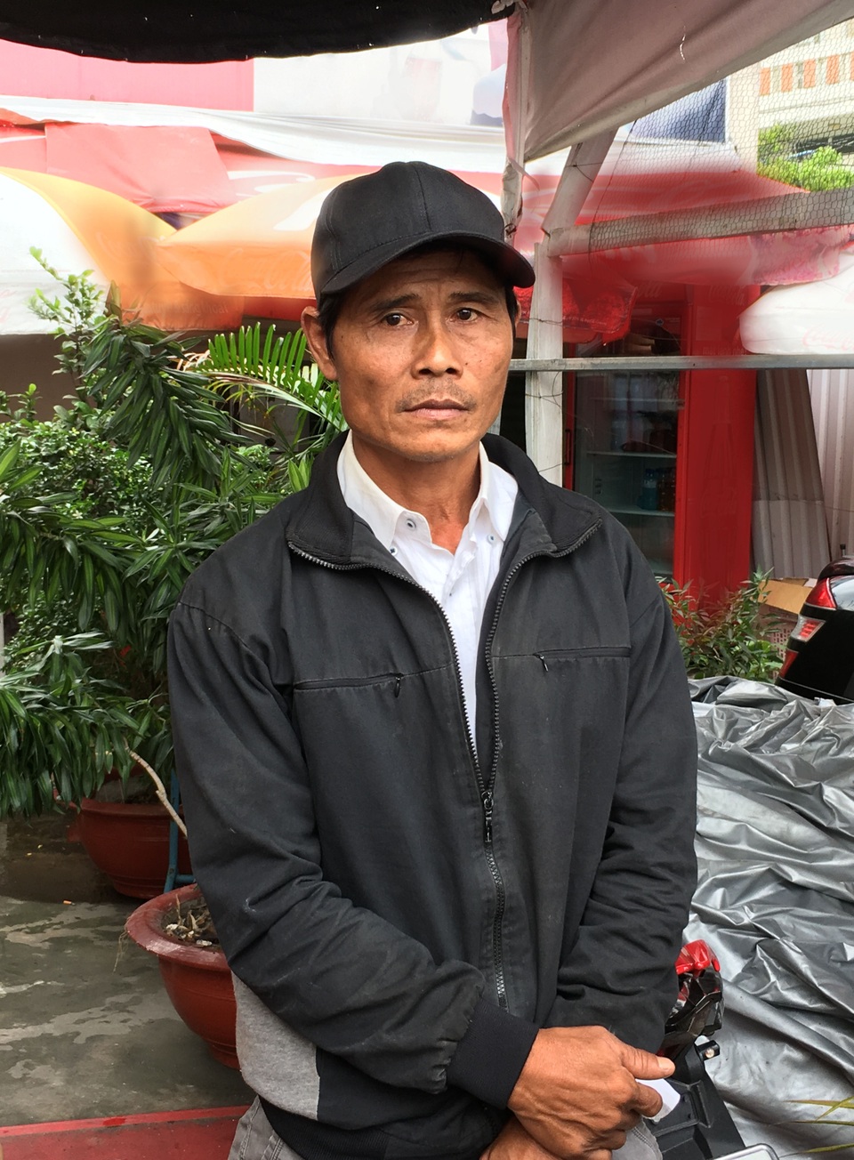 Ông Nguyễn Văn Hoàng lặn lội đi tìm con trai Nguyễn Văn Việt (Minh Long) sau khi xem chương trình Kỳ tài lộ diện và nhận ra đây là con trai ông đã thất lạc suốt 17 năm qua.