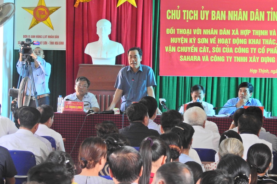 Vụ "chặn xe cán bộ tỉnh phản đối cát tặc": Chủ tịch tỉnh đối thoại với dân - 1 Ông Nguyễn Văn Quang – Chủ tịch UBND tỉnh - chủ trì buổi đối thoại.