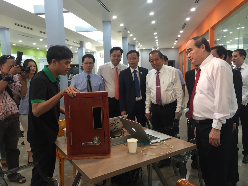 GS.TS. Nguyễn Thiện Nhân: Các trường đại học chính là cái “nôi” sáng tạo - 3
Phó Thủ tướng Trương Hòa Bình và Bí thư Thành ủy TP HCM Nguyễn Thiện Nhân tham quan Trung tâm Ươm tạo Doanh nghiệp công nghệ của ĐH Bách khoa TP.HCM