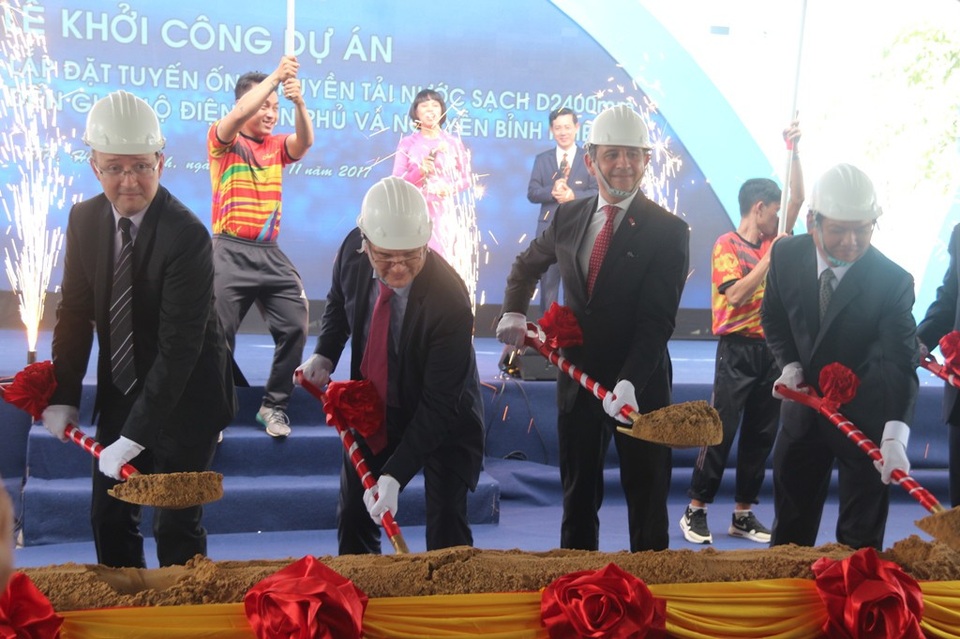 TPHCM: 3.400 tỷ đồng lắp đặt ống dẫn nước theo công nghệ Pháp - 1 Khởi công dự án xây dựng tuyến ống cấp nước vượt sông Sài Gòn trị giá 3.400 tỷ đồng