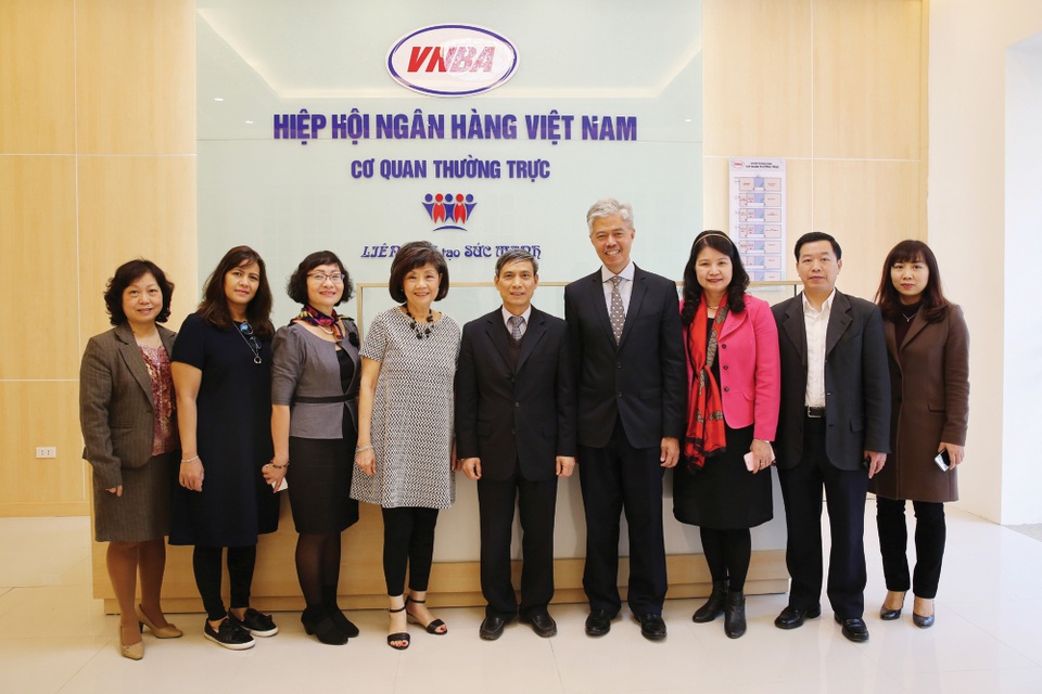 Thúc đẩy hợp tác và kết nối các ngân hàng trong khu vực ASEAN - 3
Ông Paul C.G.Gwee, Tổng thư ký Hiệp hội ngân hàng ASEAN (thứ tư từ phải sang) và bà Ong-Ang Ai Boon, Giám đốc Hiệp hội Ngân hàng Singapore (thứ tư từ trái sang) thăm và làm việc tại cơ quan thường trực Hiệp hội Ngân hàng Việt Nam.