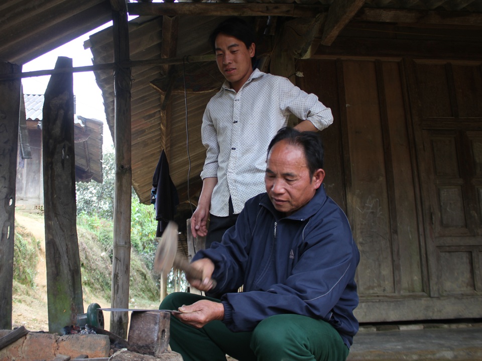 Ông lão người Mông xin trả giấy chứng nhận hộ nghèo - 5 Ông Phia đang truyền nghề cho con trai Mùa Bá Cô.