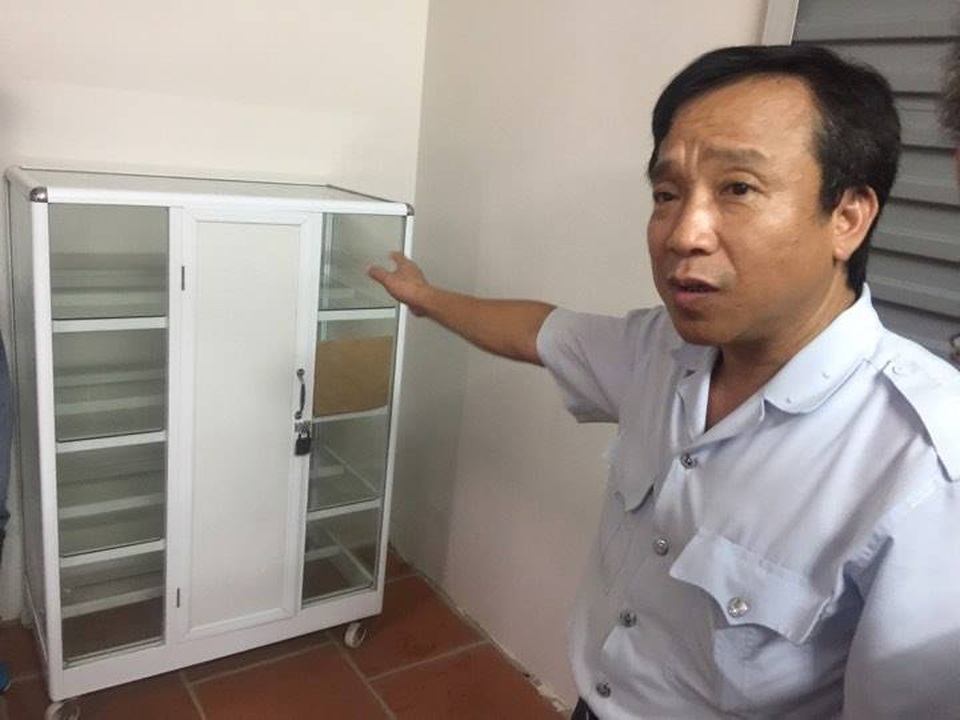 Vụ nhiều trẻ bị sùi mào gà: Điều trị miễn phí bệnh nhi, phạt "bác sĩ" Hiền 110 triệu đồng - 2
Ông Lưu Văn Quân cho biết chiếc tủ tại nhà bà Hiền từng được đựng thuốc để bán