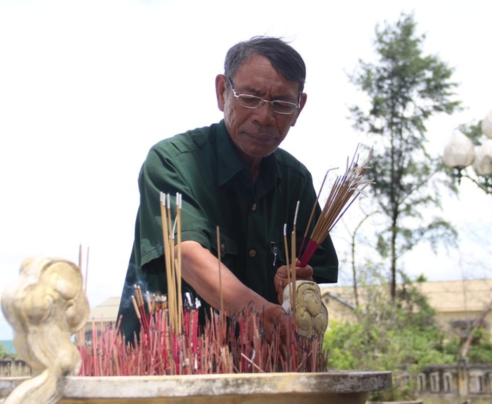 “Đồng đội đã hy sinh cho tôi được sống!” - 2 Ông Phan Tư Kỳ thắp hương tại đài tưởng niệm trong Nghĩa trang...