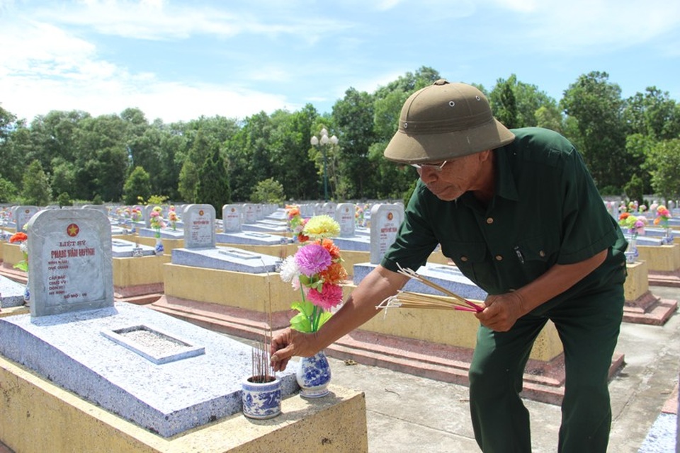 “Đồng đội đã hy sinh cho tôi được sống!” - 3 ... và trên phần mộ tri ân các liệt sĩ nhân kỷ niệm 70 năm ngày thương binh, liệt sĩ