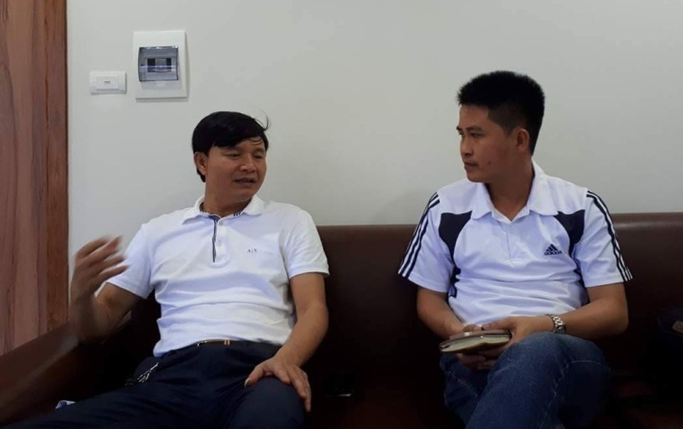 Không đi đường BOT, vẫn phải trả phí hơn 430 triệu đồng/năm - 1
Ông Trần Văn Sỹ, Chủ tịch HĐQT, kiêm Giám đốc Cty vận tải Ôtô Hà Tĩnh (bên trái) cho PV Dân trí biết mỗi năm công ty ông phải nộp phí BOT hơn 430 triệu đồng mặc dù không sử dụng mét đường BOT nào