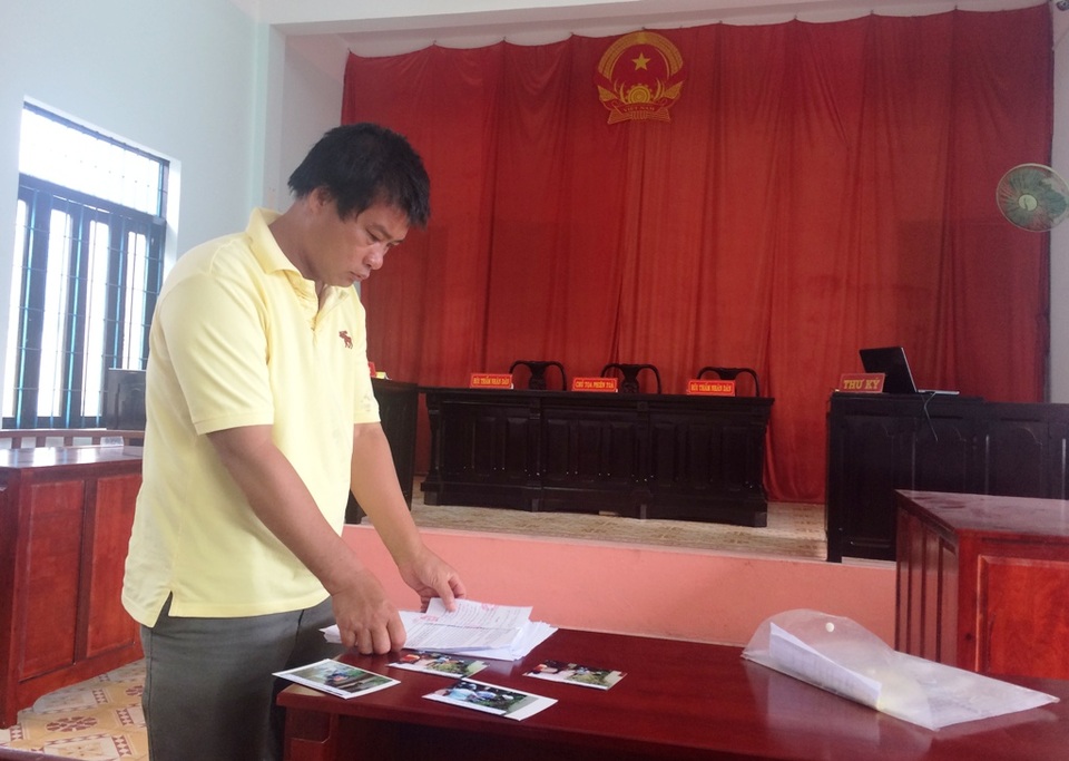 Vụ nhóm người lạ xông vào nhà nghỉ: Hủy quyết định xử phạt của công an huyện - 1
Ông Phạm Văn Sỹ một mình đến tòa vào sáng nay. Trước khi phiên tòa diễn ra, Chủ tọa phiên tòa yêu cầu các phóng viên không được chụp hình HĐXX.