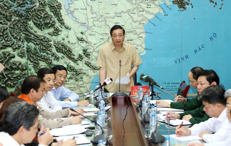 Khẩn trương kêu gọi tàu thuyền ra khỏi vùng nguy hiểm của bão số 13 - 2 Ông Trần Quang Hoài: Các địa phương cần thông báo và đôn đốc các tàu ra khỏi khu vực nguy hiểm của bão số 13.