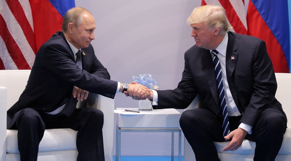 Phát ngôn viên của ông Putin khen ông Trump là nhà đàm phán khéo léo - 1
Ông Putin bắt tay ông Trump tại cuộc gặp bên lề hội nghị thượng đỉnh G20 diễn ra tại Hamburg, Đức ngày 7/7. (Ảnh: RT)