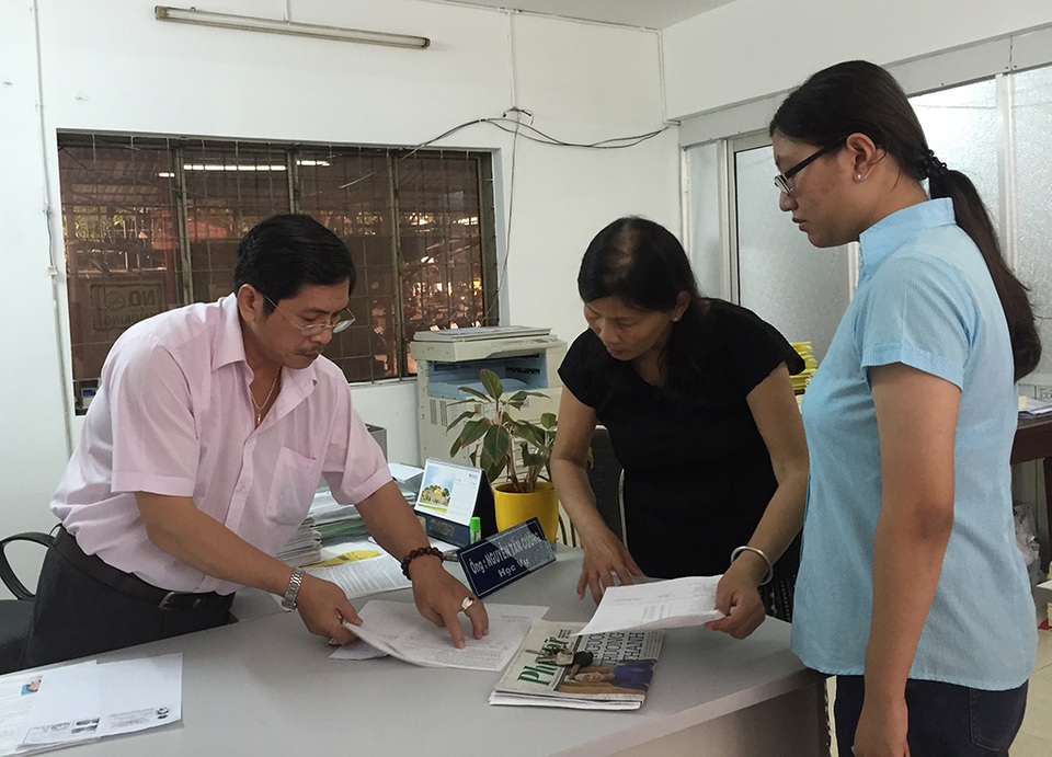 Đăng ký thi THPT quốc gia 2017: Khoa học xã hội khởi sắc - 1 Chuyên viên học vụ trường THPT Nguyễn Du hướng dẫn phụ huynh, học sinh điều chỉnh hồ sơ