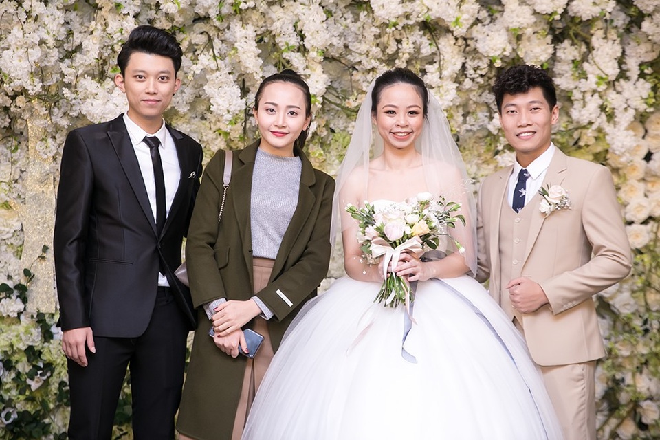 Nhật Thuỷ Idol khệ nệ bụng bầu đến dự đám cưới thành viên nhóm Oplus - 12 Nhan sắc của vợ ca sĩ Quang Minh - Trưởng nhóm Oplus.