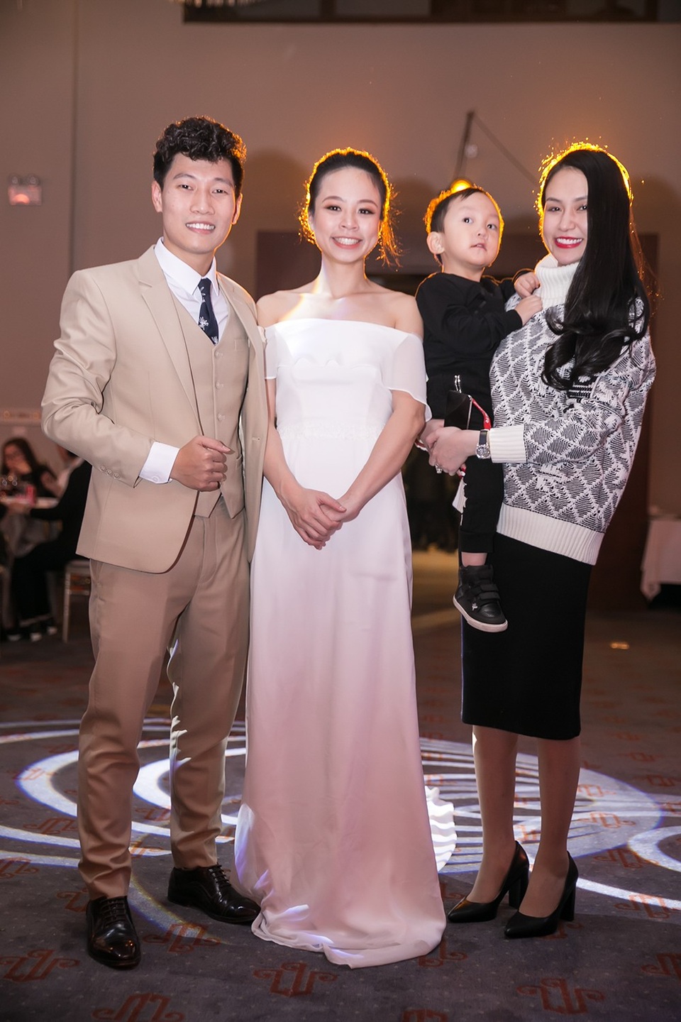 Nhật Thuỷ Idol khệ nệ bụng bầu đến dự đám cưới thành viên nhóm Oplus - 8 Nhật Thuỷ Idol khệ nệ bụng bầu đến dự đám cưới thành viên nhóm Oplus - 8