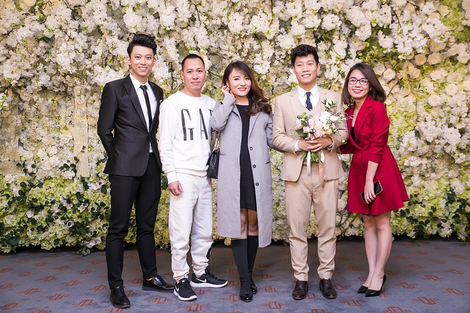 Nhật Thuỷ Idol khệ nệ bụng bầu đến dự đám cưới thành viên nhóm Oplus - 3 Nhật Thuỷ tươi tắn khi xuất hiện tại đám cưới dù mang bụng bầu khá nặng nề.