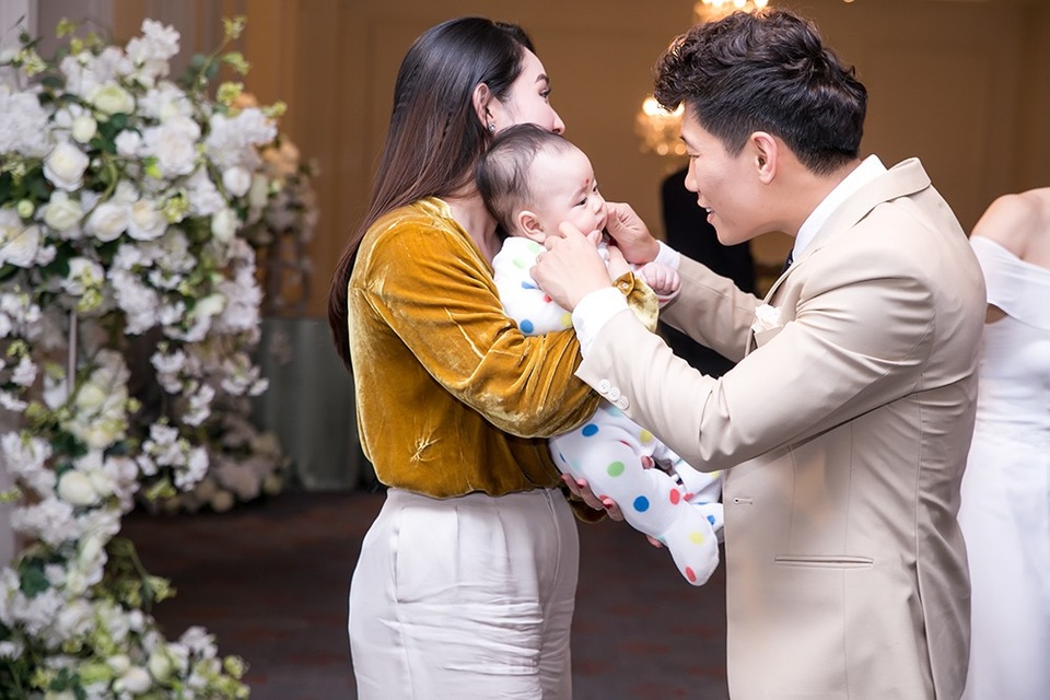 Nhật Thuỷ Idol khệ nệ bụng bầu đến dự đám cưới thành viên nhóm Oplus - 6 Nhật Thuỷ Idol khệ nệ bụng bầu đến dự đám cưới thành viên nhóm Oplus - 6