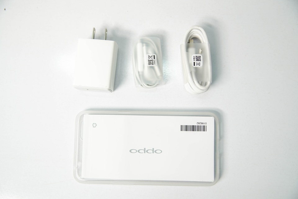 Đập hộp A71, điện thoại bình dân có khả năng xoá phông camera trước của Oppo - 2 Bên trong, Oppo trang bị một cáp sạc, tai nghe, dây sạc microUSB, sách hướng dẫn và ốp lưng trong.