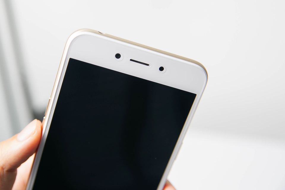 Đập hộp A71, điện thoại bình dân có khả năng xoá phông camera trước của Oppo - 8
Mặt trước là camera selfie với độ phân giải 5 MP, tích hợp khả năng làm đẹp tự nhiên và có thêm chế độ selfie xóa phông.