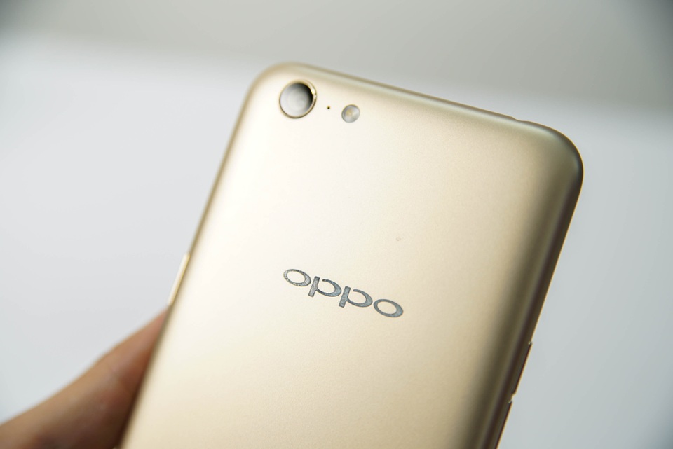 Đập hộp A71, điện thoại bình dân có khả năng xoá phông camera trước của Oppo - 6 Mặt sau của máy tích hợp camera chính 13 MP và đi cùng nhiều chế độ chụp ảnh khác nhau.