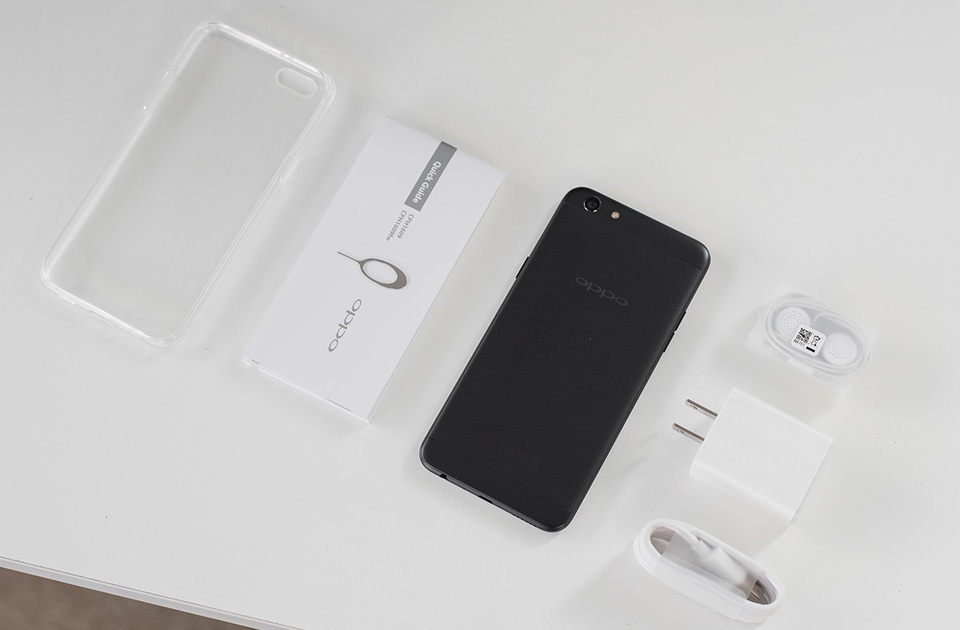 Bên trong máy tích hợp phụ kiện gồm: sạc nhanh, cáp microUSB, cây chọt SIM, sách hướng dẫn và ốp lưng nhựa trong suốt.